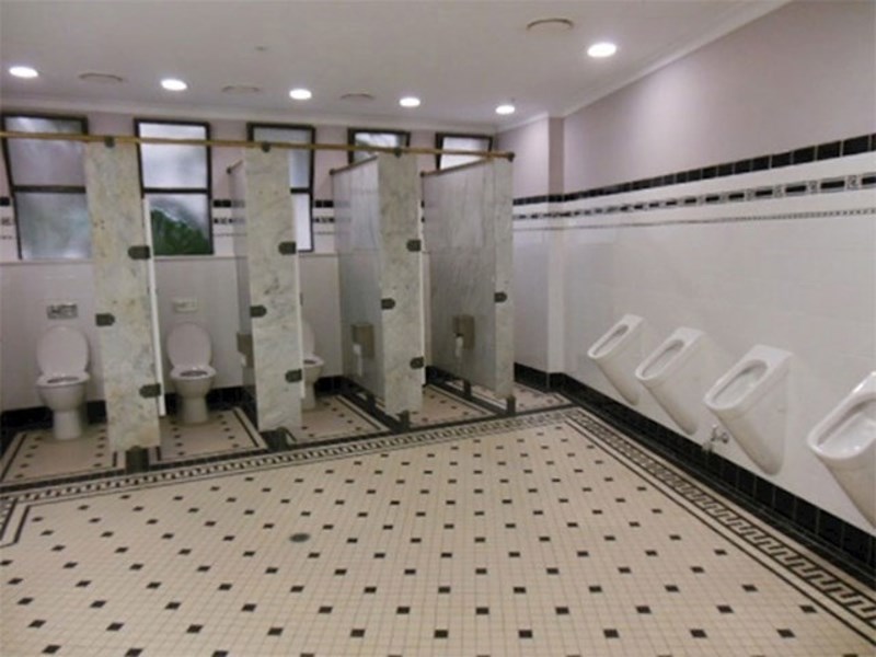 Previše podignuta vrata kabina u javnom zahodima