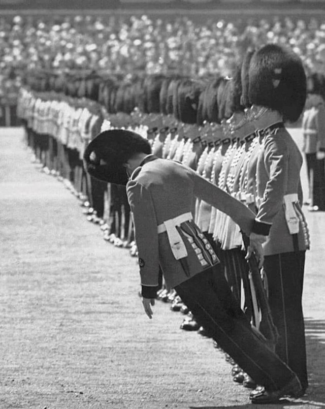 Pripadnik Velške kraljevske garde pada zbog iscrpljenosti i uslijed velike vrućine. Nitko ga od ostalih nije spasio da ne prekrši pravila, 1957.