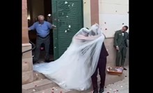 Snimka s vjenčanja u Dalmaciji obišla je regiju, morate vidjeti što radi tip na vratima crkve
