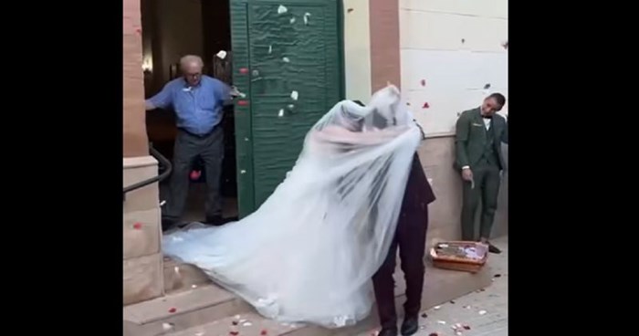Snimka s vjenčanja u Dalmaciji obišla je regiju, morate vidjeti što radi tip na vratima crkve