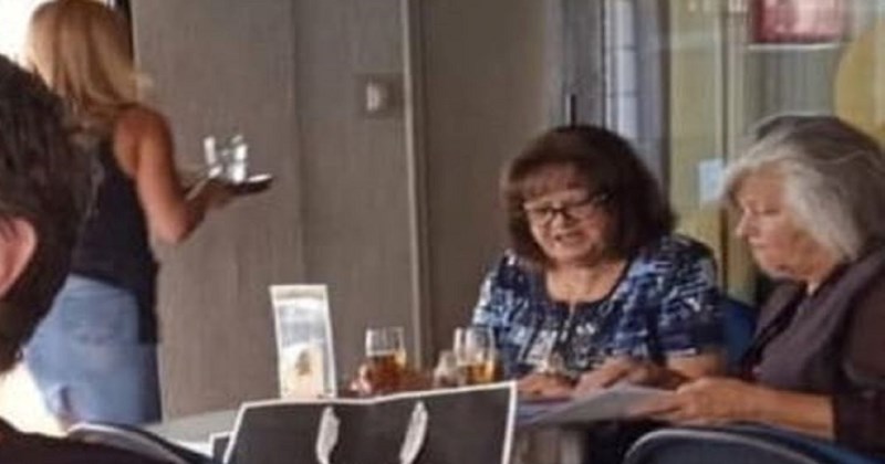 Tip fotkan u Dalmaciji postao je hit zbog poruke na majici, ovo totalno opisuje stanje u Hrvatskoj