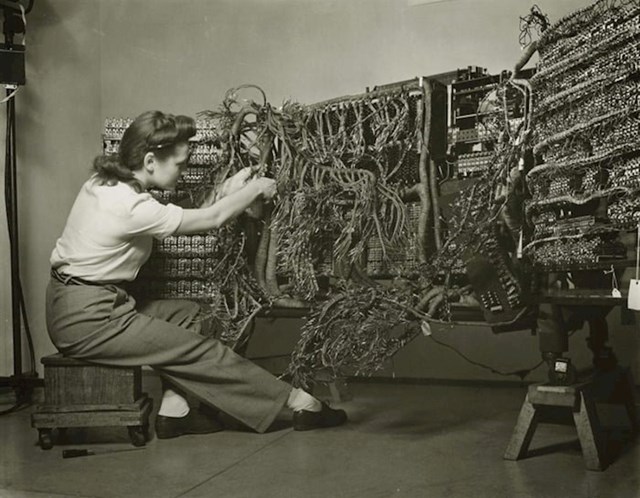 Fotografija inženjerke koje spaja IBM računalo, 1958.