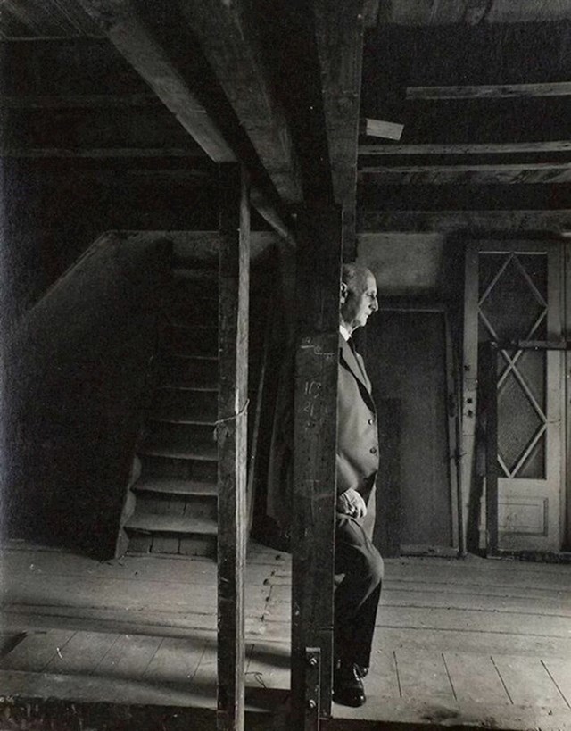 Otac Anne Frank, Otto, u potkrovlju u kojem se skrivao od nacista s obitelji. Otto je jedini preživjeli član. Fotografija je nastala 1960.
