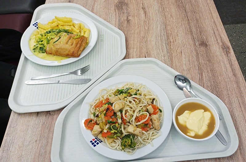 Oblik pladnjeva u menzi mog sveučilišta