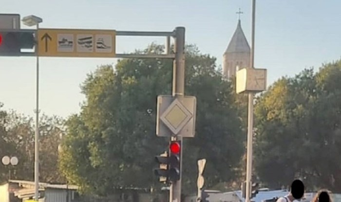 Netko je na semaforu u Splitu snimio uznemirujuć prizor, nećete vjerovati kad vidite što tip radi
