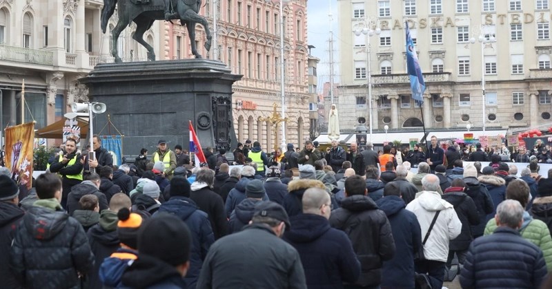 Klečavci su opet na trgovima, a na društvenim mrežama svi dijele ovu foru