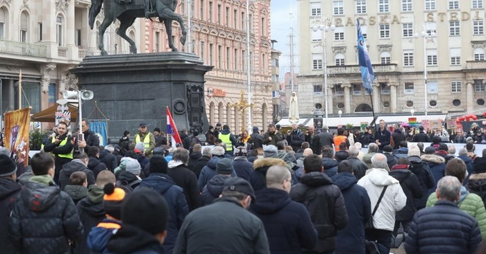 Klečavci su opet na trgovima, a na društvenim mrežama svi dijele ovu foru