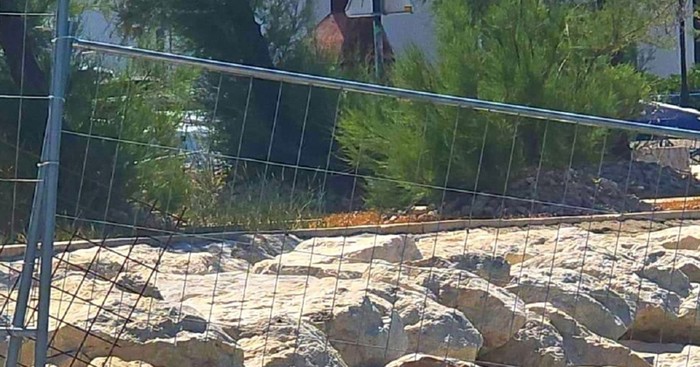 Prvi kupači nasmijali su prolaznike komičnom idejom, morate vidjeti kako su zaštitili voće od sunca