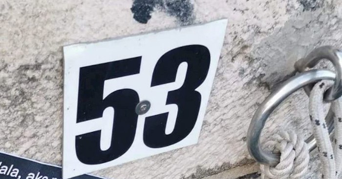 Na mostu u Omišu osvanula je urnebesna poruka i odmah postala hit, posebno će oduševiti žene