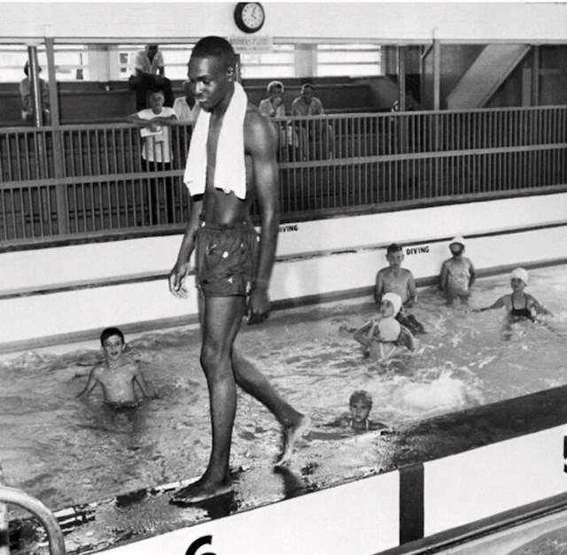 David Isom, 19, na gradskim bazenima na Floridi 8. lipnja 1958.. Afroamerikancima je ulaz bio zabranjen, te je Isomov potez rezultirao zatvaranjem objekta od strane dužnosnika