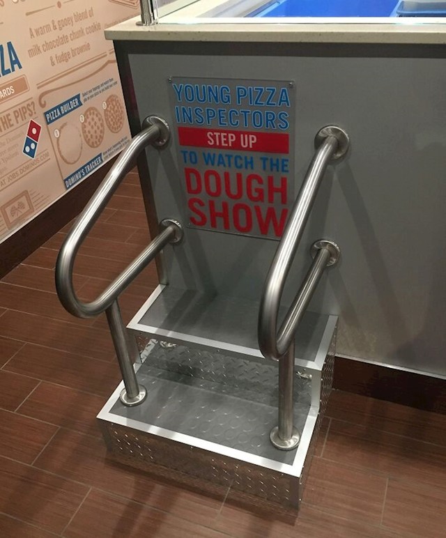 Moj lokalni Domino's ima rampu namijenjenu mladim “pizza inspektorima” s koje mogu gledati  kako se pripremaju pizze