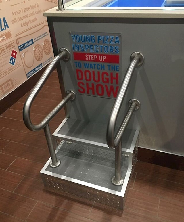 Moj lokalni Domino's ima rampu namijenjenu mladim “pizza inspektorima” s koje mogu gledati kako se pripremaju pizze