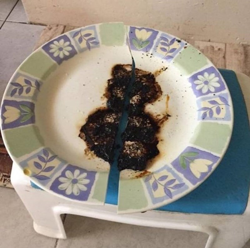 "Moj brat tinejdžer stavio je u mikrovalnu pile. Na 30 minuta. Srećom, kuća je dobro."