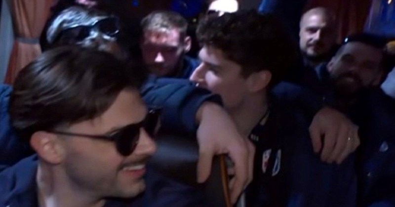 Opis fotke atmosfere u autobusu rukometne repke nasmijao je 8 000 ljudi na FB-u, plač je!