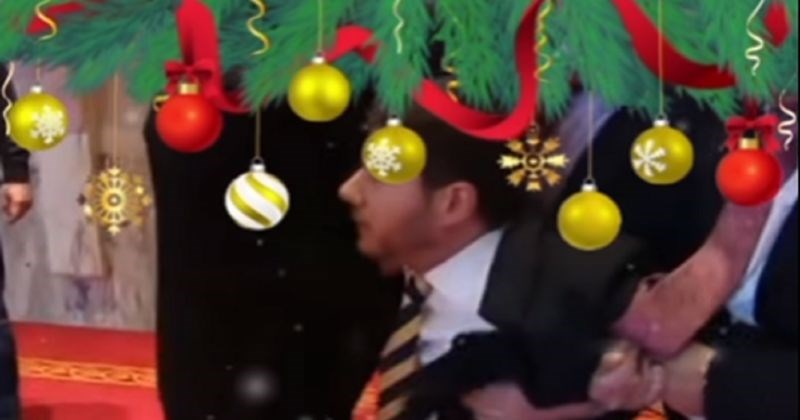 Fora o onoj jednoj osobi koju ima ama baš svaka firma na božićnom domjenku šera se Fejsom, hit je