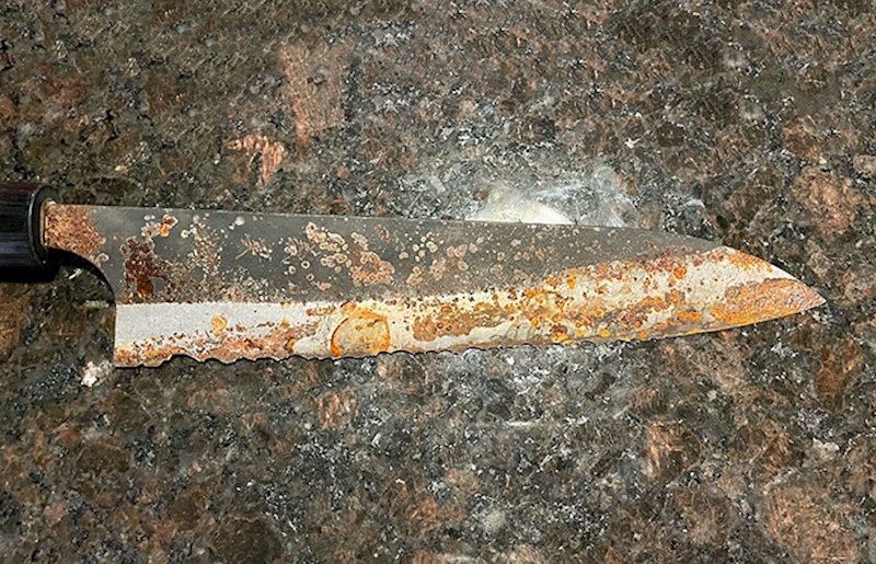 Nož u našem Airbnb-u. I onda traže naknadu za čišćenje...