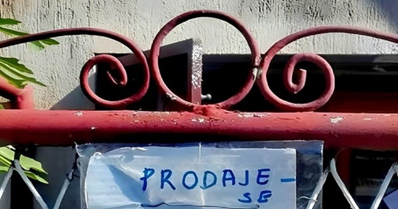 Ispred kuće je obješen popis namještaja za prodaju, svi se smiju jednoj nespretno napisanoj stvari