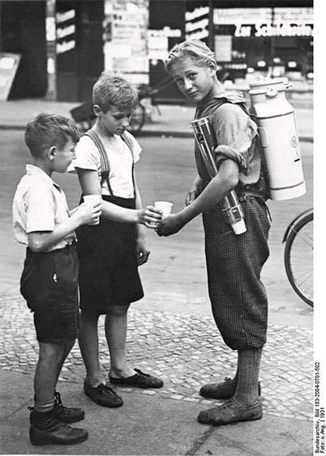 Berlinski dječak prodaje limunadu koristeći prijenosni aparat za limunadu, 1931.