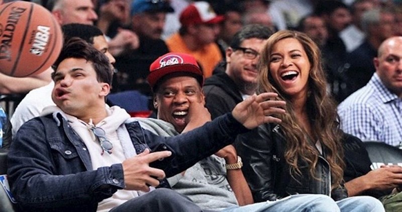 Ovaj tip se fotošopira u živote slavnih, rezultati su urnebesni! Donosimo 13 najboljih fotki