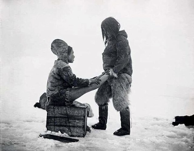 Eskim grije noge svojoj ženi, Grenland, 1890-ih