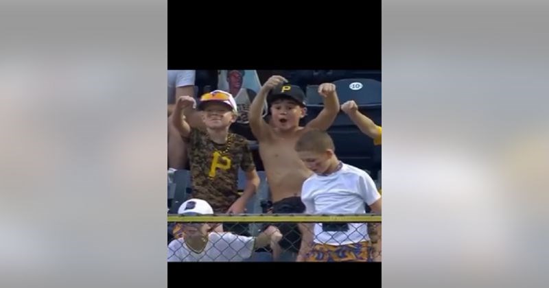 Dobro djelo grupe dječaka s tribina raznježilo je Fejs, ovo se zove prijateljstvo!