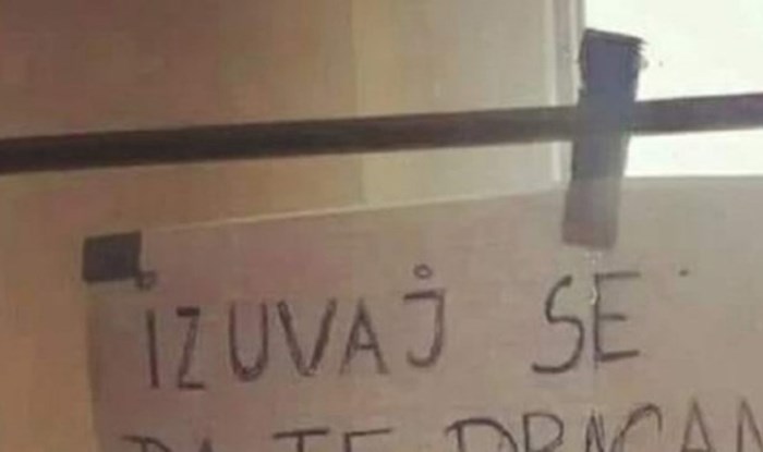 Natpis na ulazu u nečiji stan nasmijao je cijelu regiju, odmah ćete vidjeti zašto