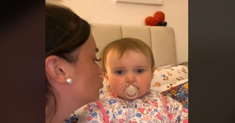 Beba je zaradila milijune lajkova zbog urnebesne reakcije na mamin poljubac, uljepšat će vam dan