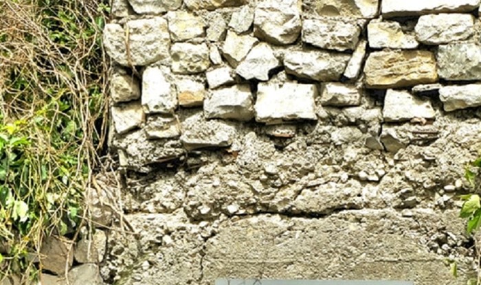 Natpis fotkan na ruševnoj kući u Dalmaciji istovremeno je zbunio i nasmijao Fejs, morate vidjeti