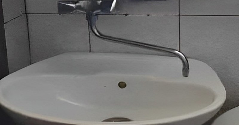 Prizor fotkan u wc-u negdje u susjedstvu nasmijao je Fejs, nikome nije jasno što se ovdje događa