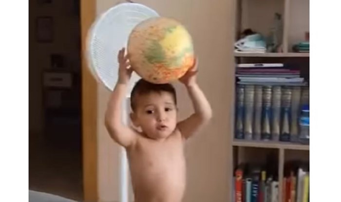 Klinac je šutirao loptu po stanu i sasvim slučajno izbjegao katastrofu, reakcija ja kraju je SVE!
