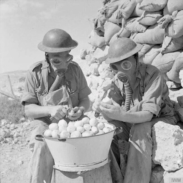 Vojnici gule luk i nose gas maske da ne bi plakali, 1941.