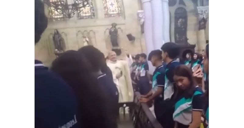 Komični gaf jednog svećenika tijekom mise postao je viralan, lajkaju ga stotine tisuća ljudi