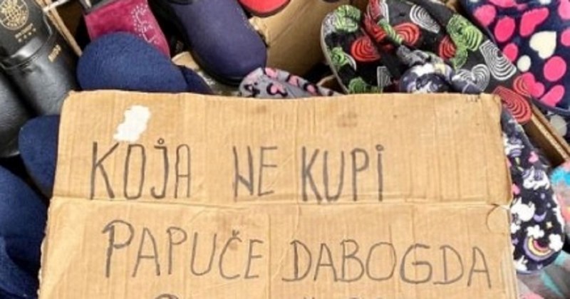 Trgovac obućom na buvljaku definitivno ima najmaštovitiji način privlačenja kupaca, morate vidjeti