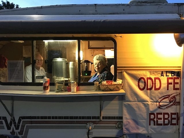 "Ovaj stariji bračni par već 26 godina dijeli besplatnu kavu ljudima koji stanu na jednom odmorištu u Oregonu (SAD)."