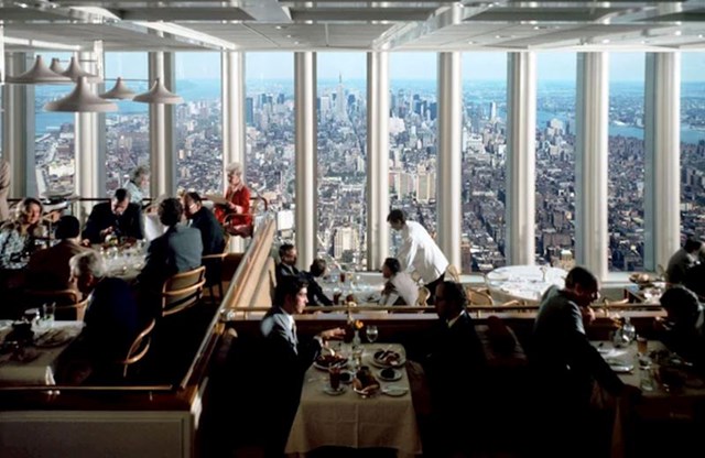 Fotografija iz 1976. iz restorana Windows on the World, koji se nalazio na vrhu sjevernog tornja Svjetskog trgovačkog centra u New Yorku.