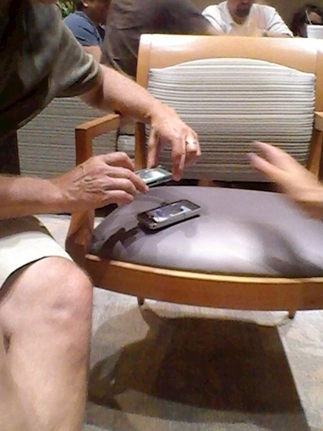 Tata prebacuje slike s mobitela na mobitel