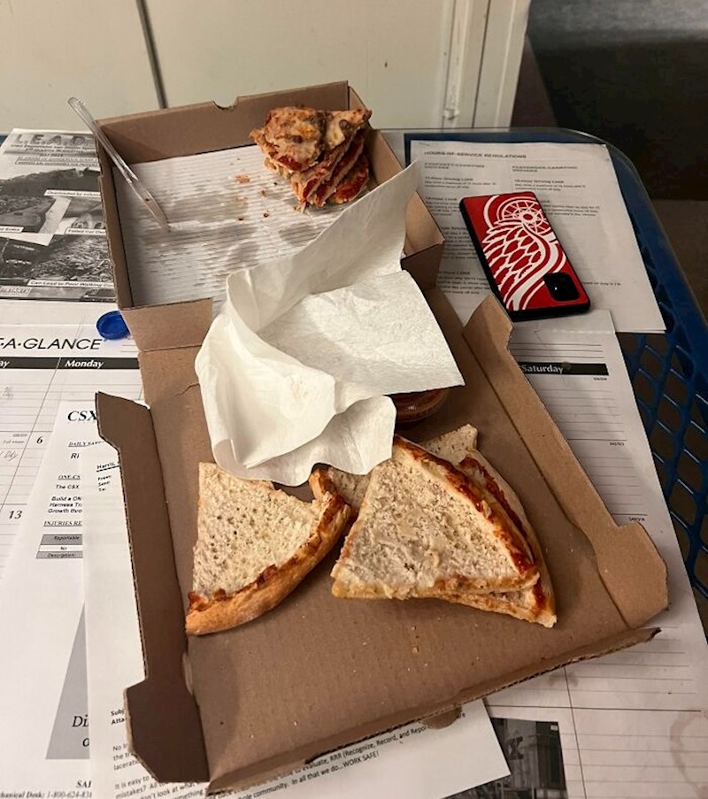 Tip s posla ovako jede pizzu i uredno ostavi ostatke u kutiji