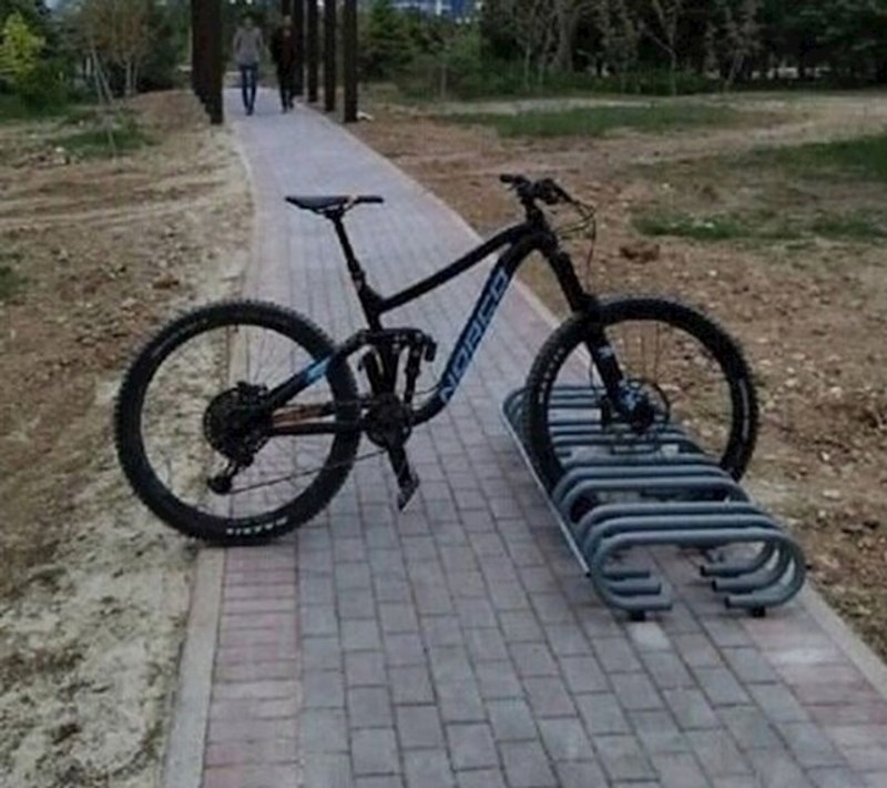 Ovaj bicikl je zapravo duh i svi mogu proći kroz njega.