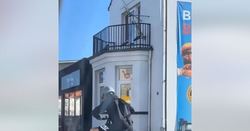 "Borba" ovog tipa s romobilom nasmijala je mreže, svi komentiraju neobično "sjedište" 🤣