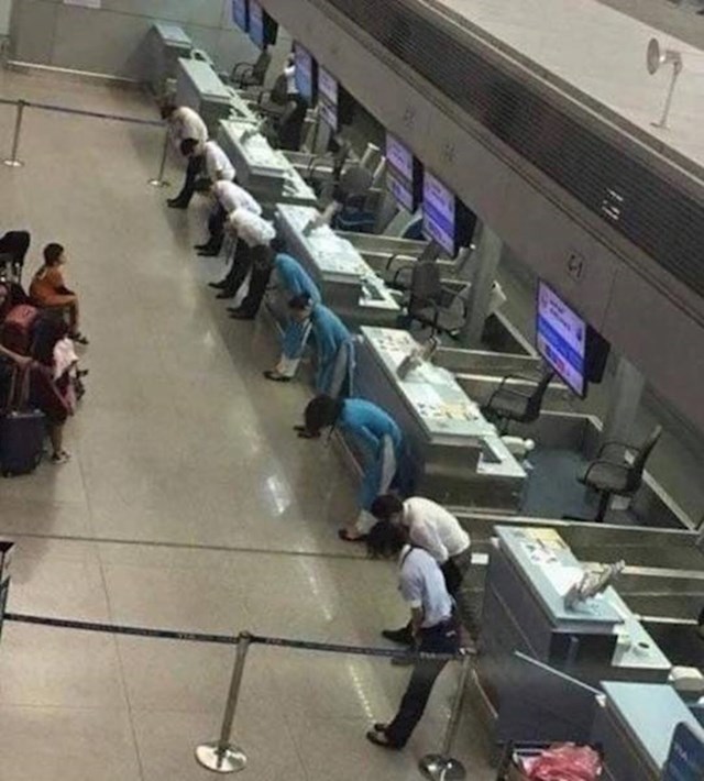 Zaposlenici jedne zračne luke u Japanu klanjaju se putnicima kako bi im se ispričali za kašnjenje leta
