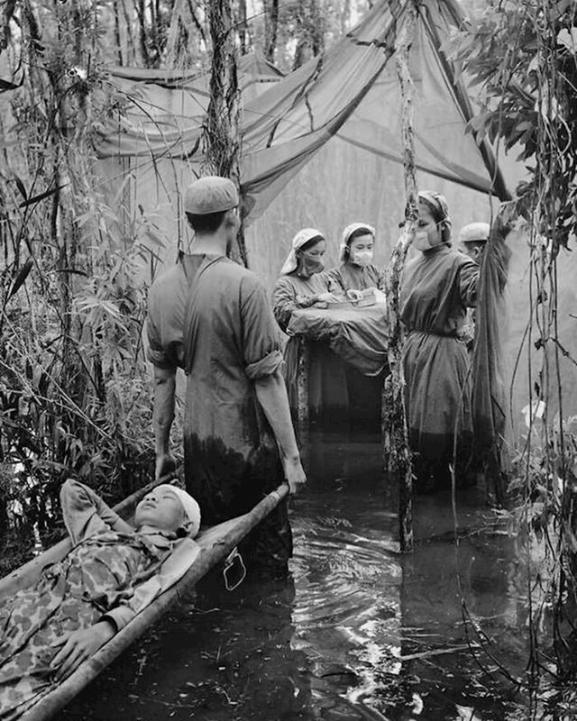 Liječnici Viet Conga operiraju ozlijeđenog kambodžanskog vojnika, 1970