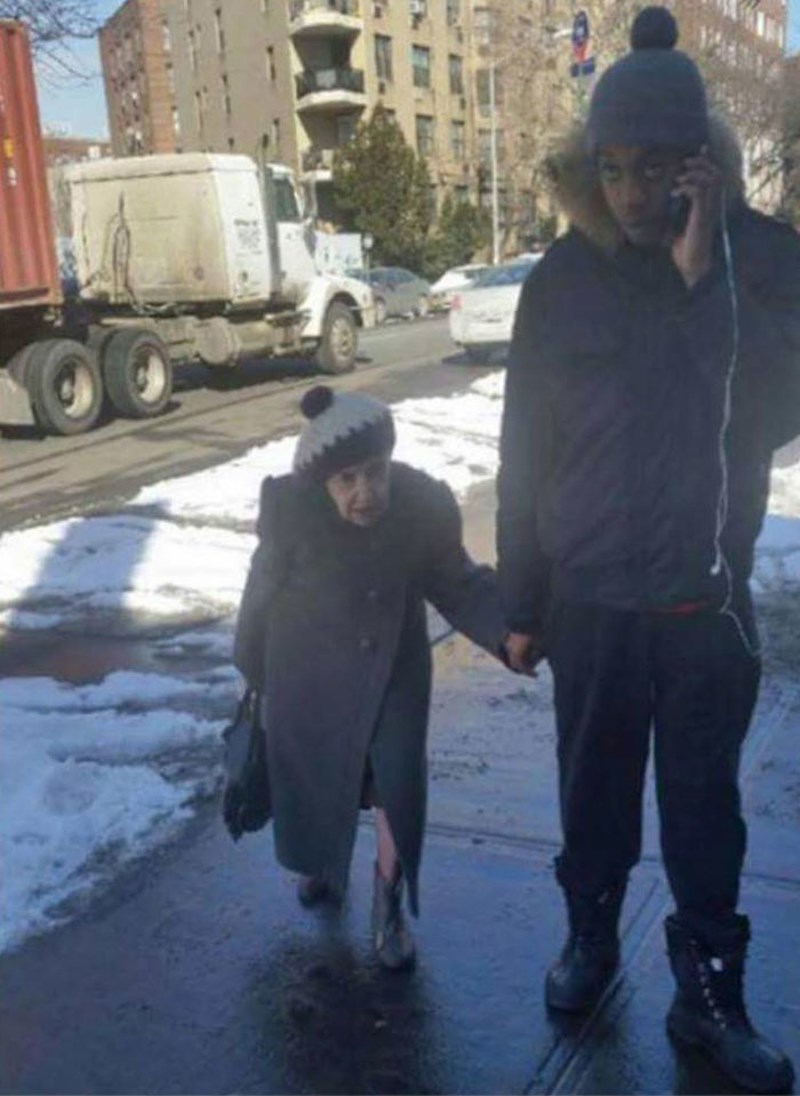 Prije nekoliko mjeseci, starija gospođa me zamolila da je otpratim kući jer se bojala da će se poskliznuti na ledu. Sada smo prijatelji i otpratim je kući gotovo svaki dan