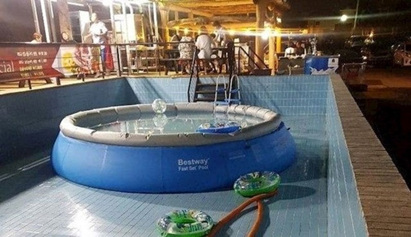 Bazen u prizemlju hotela dostupan svim gostima