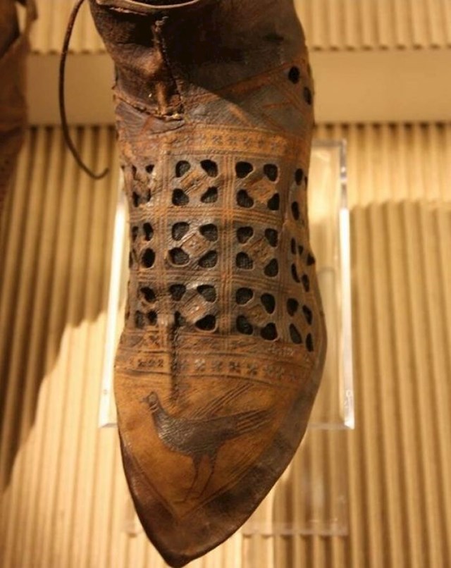 Ova cipela s pticom na prednjoj strani pronađena je u Haarlemu u Nizozemskoj. Datira iz 1300.-1350. godine