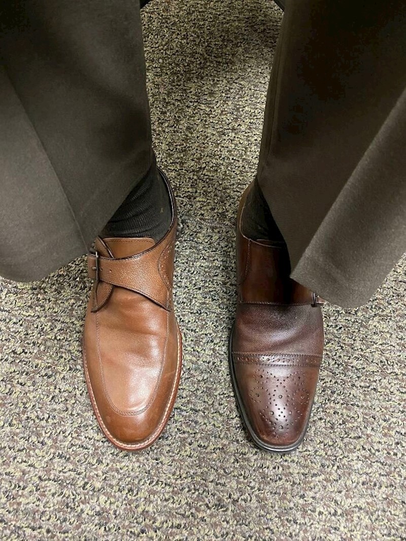 Nisam mogao odlučiti koje cipele obući pa sam pitao ženu za mišljenje za doručkom. Poslije sam ih zaboravio presvući i shvatio to tek na poslu