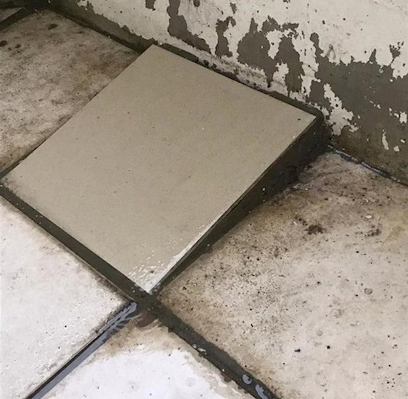 Ovako su majstori "popravili" potrganu pločicu.