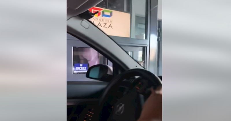 Snimka s naplatnih kućica apsolutni je hit zbog neočekivanog zaposlenika. Uljepšat će vam dan!