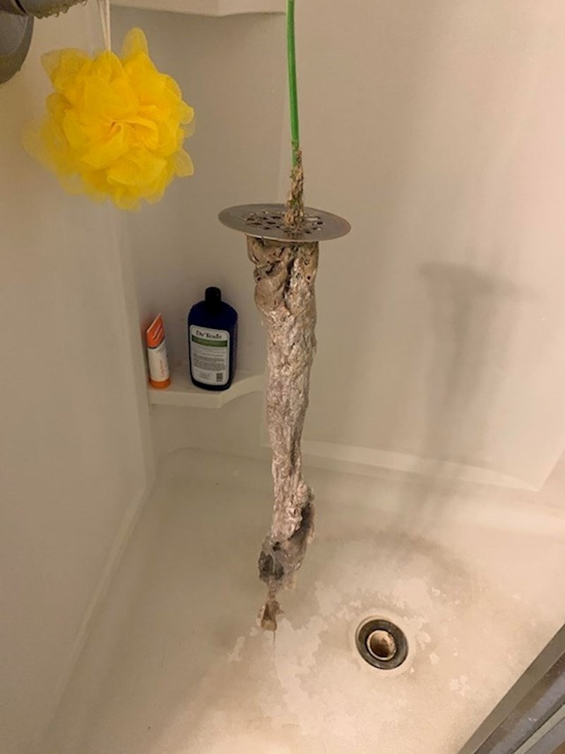 Žena mu je rekla da voda sporo otječe u tušu