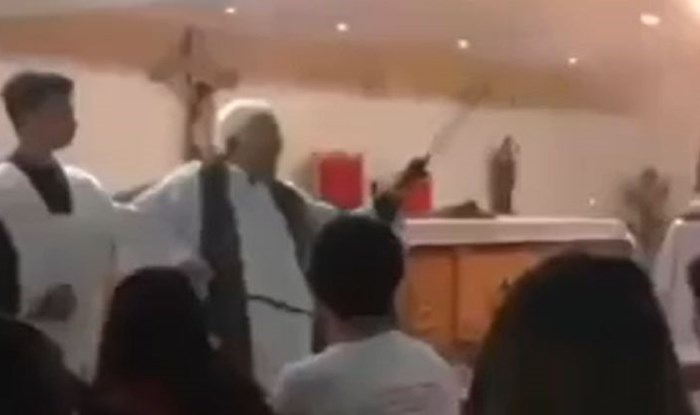 Snimka s mise izazvala je lavinu reakcija na Fejsu, morate vidjeti čime svećenik daje blagoslov