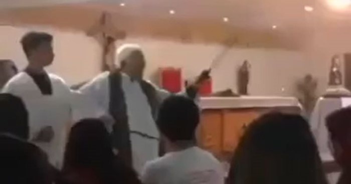 Snimka s mise izazvala je lavinu reakcija na Fejsu, morate vidjeti čime svećenik daje blagoslov